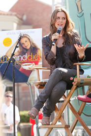 aliciasilverstonelatimesfestivalofbookstikipetercelebritycity005.jpg