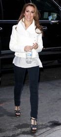 celebrity_paradise.com_Alyssa_Milano_arrives_at_the_Morning_Show_in_New_York_19.04.2010_02.jpg