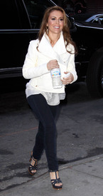 celebrity_paradise.com_Alyssa_Milano_arrives_at_the_Morning_Show_in_New_York_19.04.2010_03.jpg