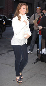 celebrity_paradise.com_Alyssa_Milano_arrives_at_the_Morning_Show_in_New_York_19.04.2010_05.jpg