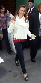 celebrity_paradise.com_Alyssa_Milano_Good_Morning_004.jpg