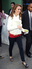 celebrity_paradise.com_Alyssa_Milano_Good_Morning_007.jpg