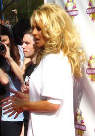 celebrity_paradise.com_TheElder_PamelaAnderson2010_04_09_AtMillionsOfMilkshakes18.jpg