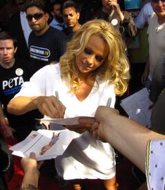 celebrity_paradise.com_TheElder_PamelaAnderson2010_04_09_AtMillionsOfMilkshakes20.jpg