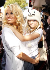 celebrity_paradise.com_TheElder_PamelaAnderson2010_04_09_AtMillionsOfMilkshakes26.jpg