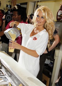 celebrity_paradise.com_TheElder_PamelaAnderson2010_04_09_AtMillionsOfMilkshakes37.jpg