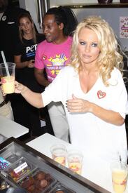 celebrity_paradise.com_TheElder_PamelaAnderson2010_04_09_AtMillionsOfMilkshakes5.jpg