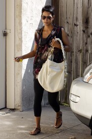 celebrity_paradise.com_TheElder_HalleBerry2010_04_01_visitsafriendshouse.jpg