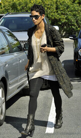 Preppie_HalleBerryatBristolFarmsinWestHollywood_April520109.jpg