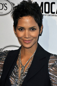 celebrity_paradise.com_TheElder_HalleBerry25010_04_15_TodsBoutiqueOpeninginLA62.jpg