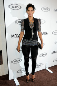 celebrity_paradise.com_TheElder_HalleBerry25010_04_15_TodsBoutiqueOpeninginLA65.jpg