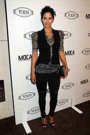 celebrity_paradise.com_TheElder_HalleBerry25010_04_15_TodsBoutiqueOpeninginLA68.jpg