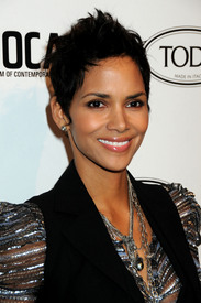 celebrity_paradise.com_TheElder_HalleBerry25010_04_15_TodsBoutiqueOpeninginLA70.jpg