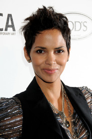 celebrity_paradise.com_TheElder_HalleBerry25010_04_15_TodsBoutiqueOpeninginLA72.jpg