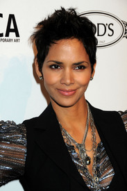 celebrity_paradise.com_TheElder_HalleBerry25010_04_15_TodsBoutiqueOpeninginLA73.jpg