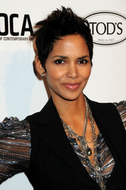 celebrity_paradise.com_TheElder_HalleBerry25010_04_15_TodsBoutiqueOpeninginLA74.jpg