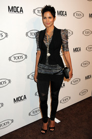 celebrity_paradise.com_TheElder_HalleBerry25010_04_15_TodsBoutiqueOpeninginLA80.jpg