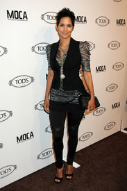 celebrity_paradise.com_TheElder_HalleBerry25010_04_15_TodsBoutiqueOpeninginLA81.jpg