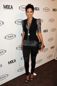 celebrity_paradise.com_TheElder_HalleBerry25010_04_15_TodsBoutiqueOpeninginLA84.jpg