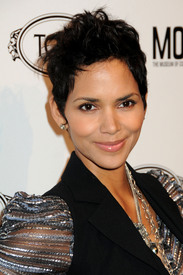 celebrity_paradise.com_TheElder_HalleBerry25010_04_15_TodsBoutiqueOpeninginLA86.jpg