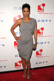 celebrity_paradise.com_TheElder_HalleBerry2010_04_29_DKMS4thAnnualGalainNewYork18.jpg