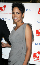 celebrity_paradise.com_TheElder_HalleBerry2010_04_29_DKMS4thAnnualGalainNewYork41.jpg