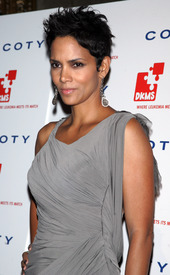 celebrity_paradise.com_TheElder_HalleBerry2010_04_29_DKMS4thAnnualGalainNewYork44.jpg