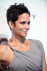 celebrity_paradise.com_TheElder_HalleBerry2010_04_29_DKMS4thAnnualGalainNewYork45.jpg