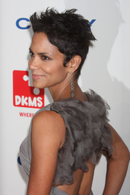 celebrity_paradise.com_TheElder_HalleBerry2010_04_29_DKMS4thAnnualGalainNewYork52.jpg