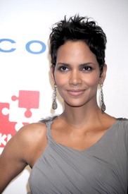 celebrity_paradise.com_TheElder_HalleBerry2010_04_29_DKMS4thAnnualGalainNewYork67.jpg