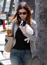 celebrity_paradise.com_TheElder_RachelBilson2010_04_01_OutAndAboutInLosFeliz11.jpg