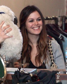 celebrity_paradise.com_TheElder_RachelBilson2010_04_01_OutAndAboutInLosFeliz14.jpg