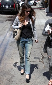 celebrity_paradise.com_TheElder_RachelBilson2010_04_01_OutAndAboutInLosFeliz2.jpg