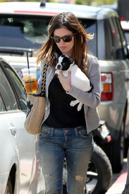 celebrity_paradise.com_TheElder_RachelBilson2010_04_01_OutAndAboutInLosFeliz28.jpg