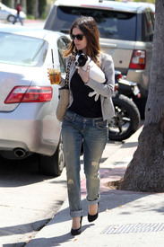 celebrity_paradise.com_TheElder_RachelBilson2010_04_01_OutAndAboutInLosFeliz30.jpg