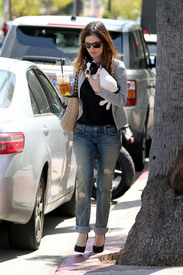 celebrity_paradise.com_TheElder_RachelBilson2010_04_01_OutAndAboutInLosFeliz31.jpg