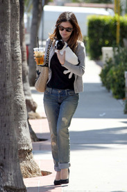 celebrity_paradise.com_TheElder_RachelBilson2010_04_01_OutAndAboutInLosFeliz34.jpg