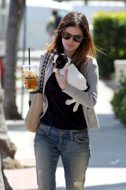 celebrity_paradise.com_TheElder_RachelBilson2010_04_01_OutAndAboutInLosFeliz35.jpg