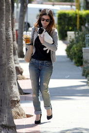 celebrity_paradise.com_TheElder_RachelBilson2010_04_01_OutAndAboutInLosFeliz37.jpg