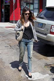 celebrity_paradise.com_TheElder_RachelBilson2010_04_01_OutAndAboutInLosFeliz38.jpg