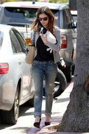 celebrity_paradise.com_TheElder_RachelBilson2010_04_01_OutAndAboutInLosFeliz39.jpg