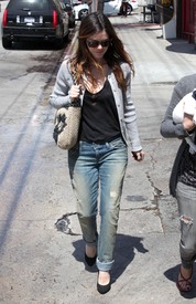 celebrity_paradise.com_TheElder_RachelBilson2010_04_01_OutAndAboutInLosFeliz6.jpg