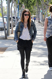 celebrity_paradise.com_TheElder_RachelBilson2010_04_05_LunchesinHollywood7.jpg