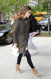 celebrity_paradise.com_Rachel_Bilson_out_in_New_York_28.04.2010_08.jpg