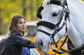 Alexa_Chung_candid_Central_Park_NYC_04_12_2010_001.jpg