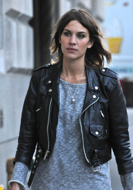 Alexa_Chung_candid_Central_Park_NYC_04_12_2010_003.jpg