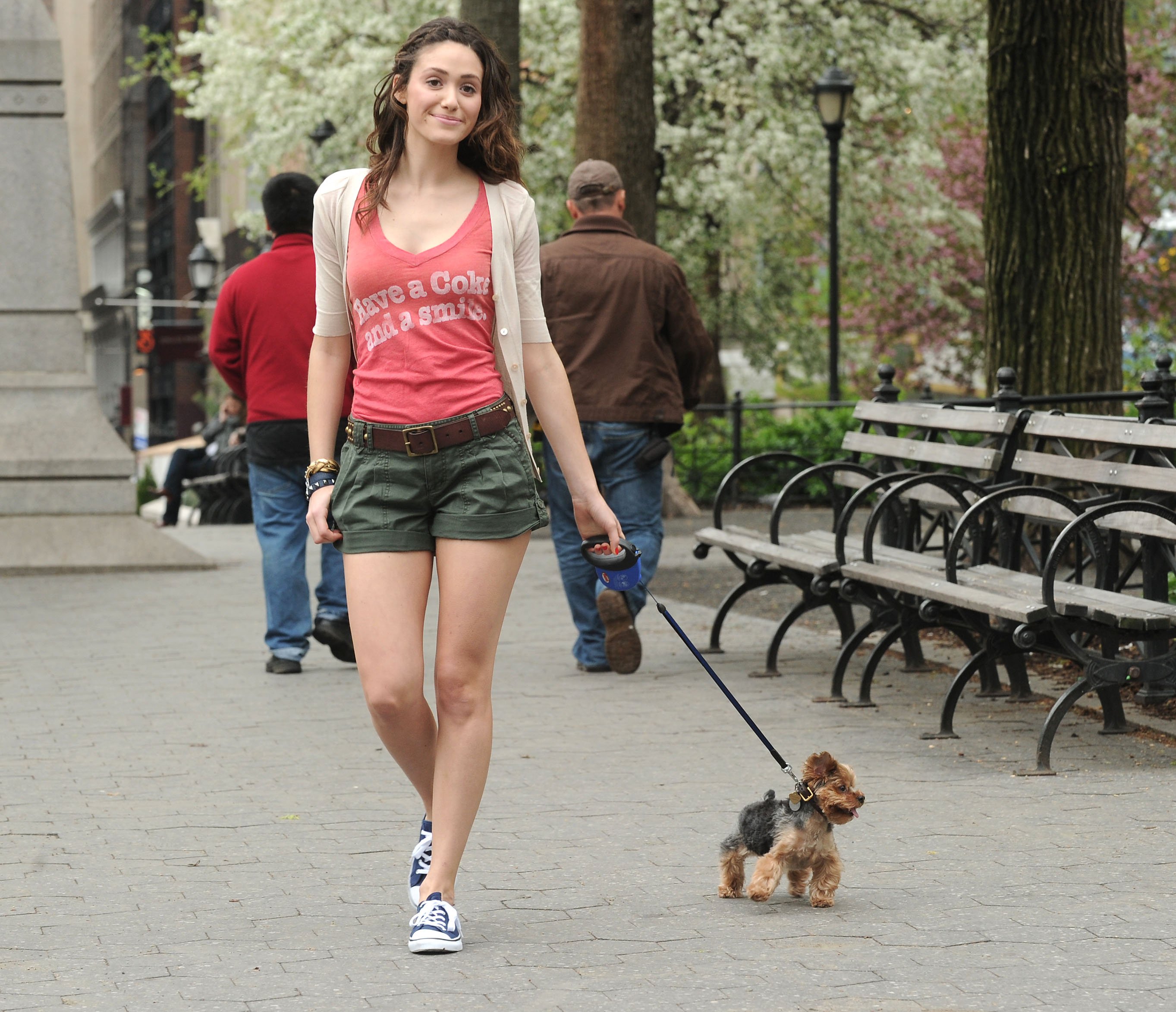 Звезды гуляют. Девушка с собакой в полный рост. Девушка выгуливает собаку. Девочка гуляет с собакой. Знаменитости просто гуляют.