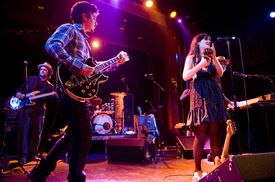 ZooeyDeschanelSheHimperformatSalaApoloinBarcelona009.jpg