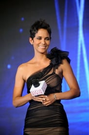 Halle_Berry_at_the_2010_BAZAAR_Charity_Event_010.jpg