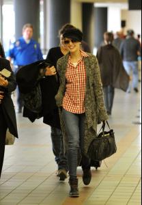Charlotte_Gainsbourg_Laetitia_Casta_LAX_Nv_JCF1mqz7l.jpg